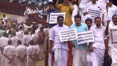 'സജി ചെറിയാന്‍ രാജിവെയ്ക്കണം'; മുദ്രാവാക്യവുമായി നടുത്തളത്തില്‍ ഇറങ്ങി പ്രതിപക്ഷം, സഭ പിരിഞ്ഞു