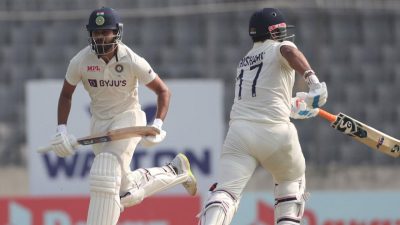 വിവാദ പുരുഷന്‍  രക്ഷകനായി, ബംഗ്ലാദേശിനെതിരെ ഇന്ത്യ കരകയറുന്നു